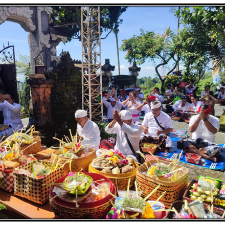 SEMBAHYANG BERSAMA PIODALAN PADMASANA DAN NGULAP AMBE PELINGGIH RATU MADE KANTOR DESA JATILUWIH